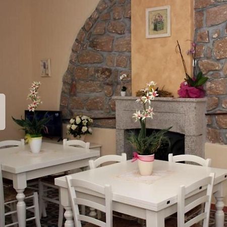 Guest House Le Gemelle Luras Екстериор снимка