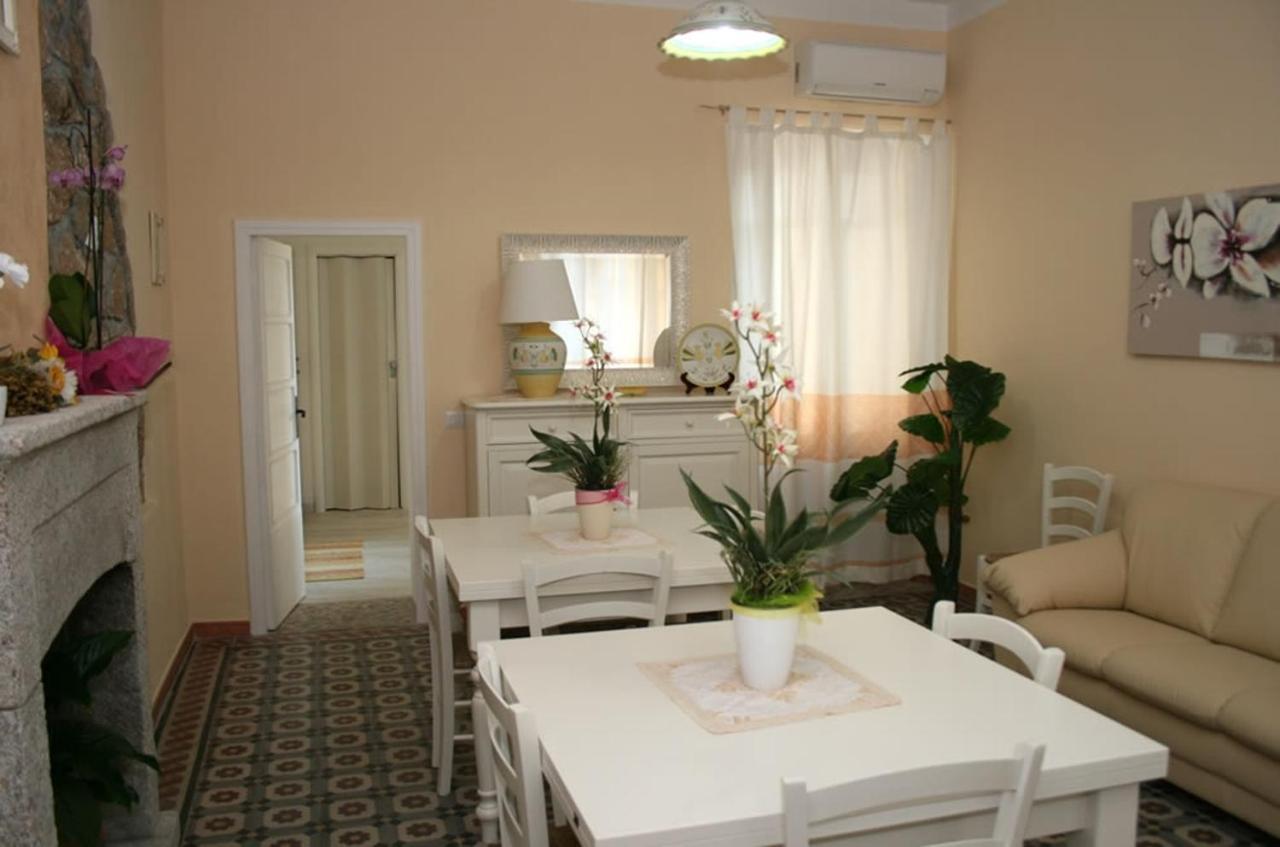 Guest House Le Gemelle Luras Екстериор снимка