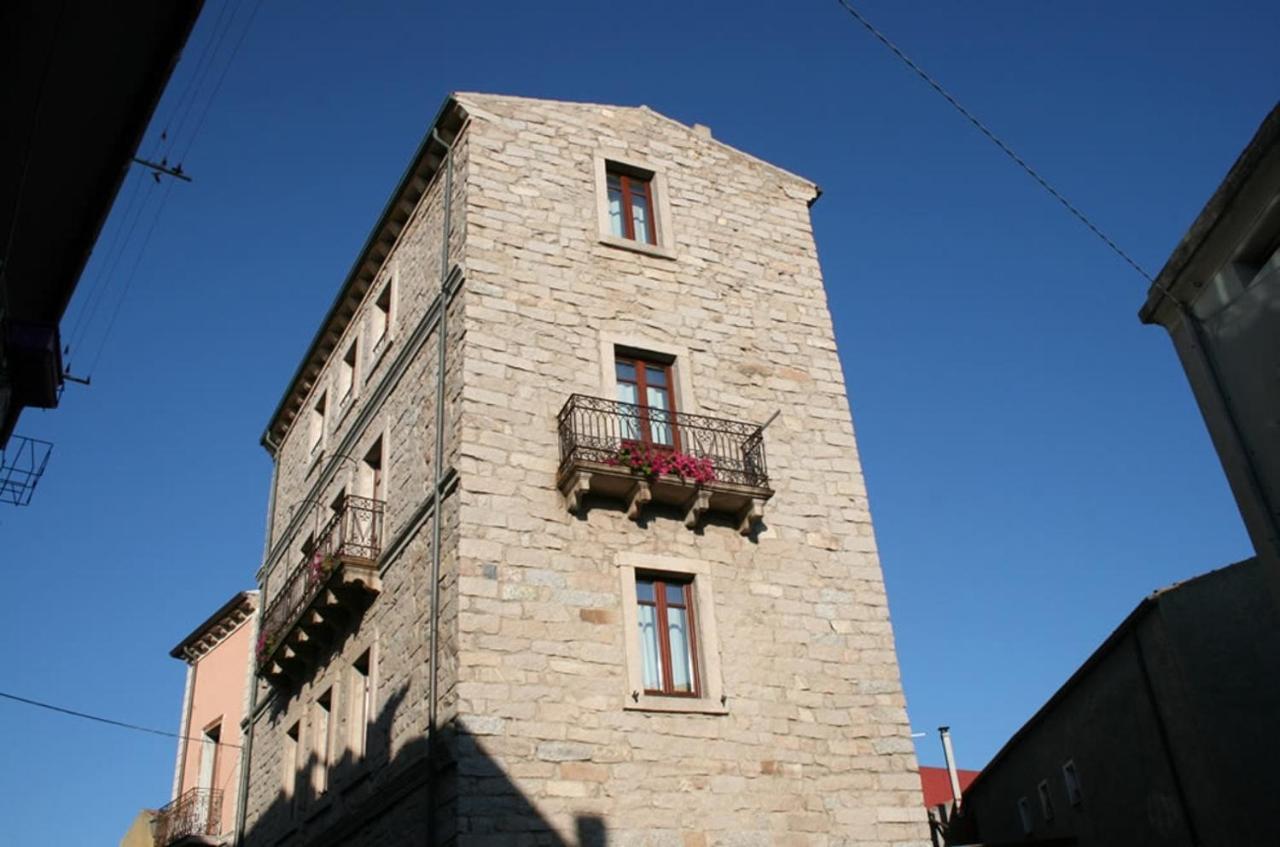 Guest House Le Gemelle Luras Екстериор снимка