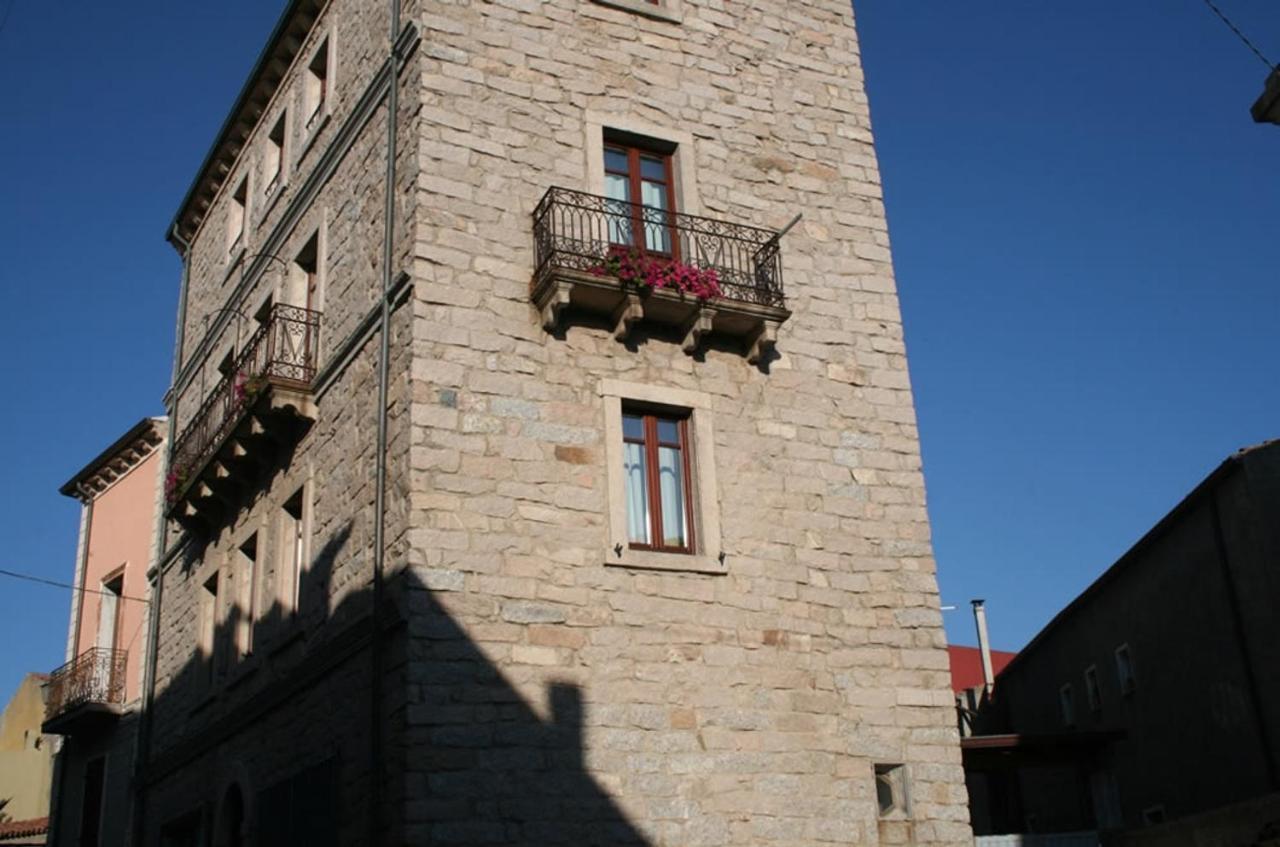 Guest House Le Gemelle Luras Екстериор снимка