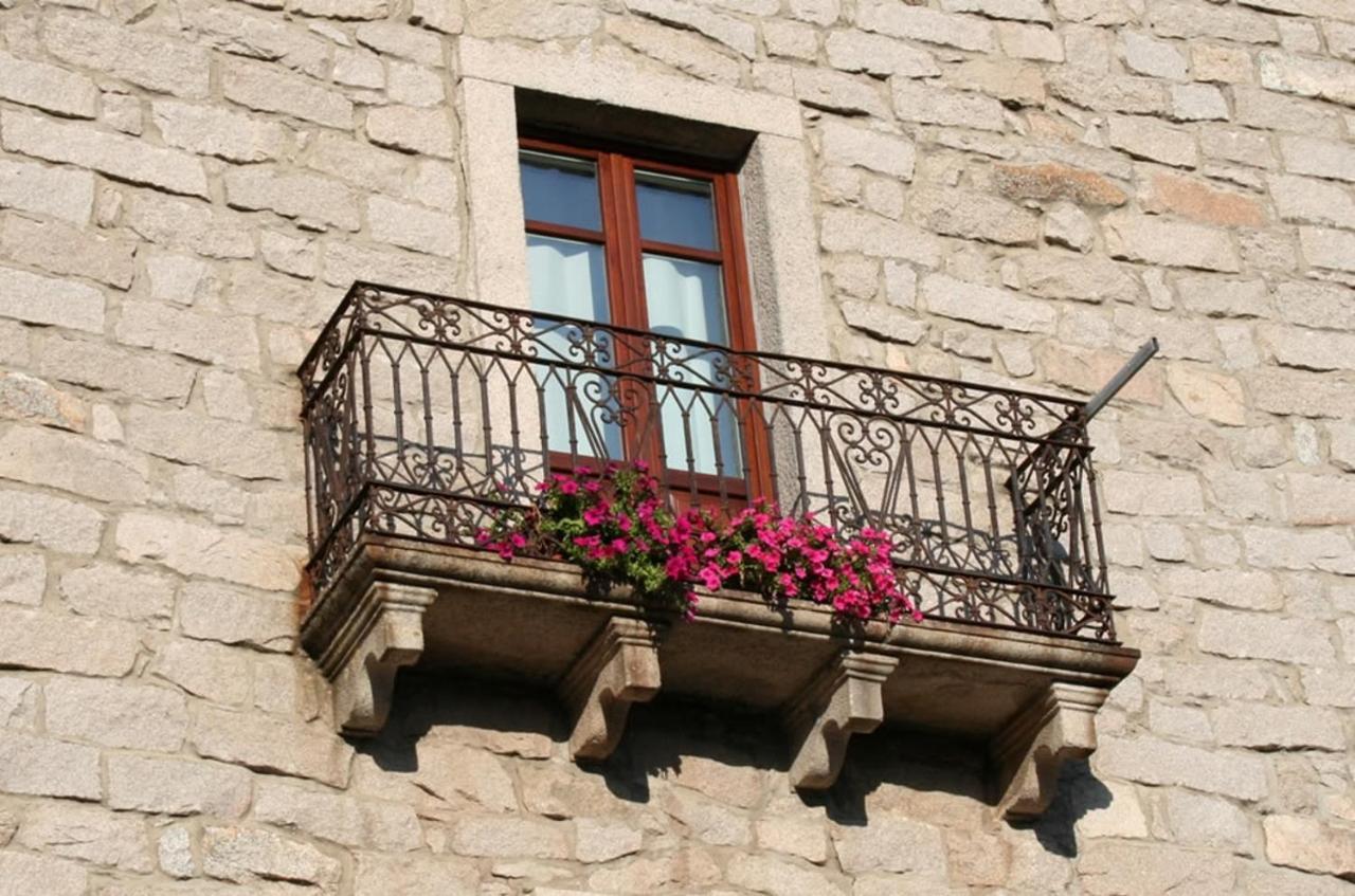 Guest House Le Gemelle Luras Екстериор снимка