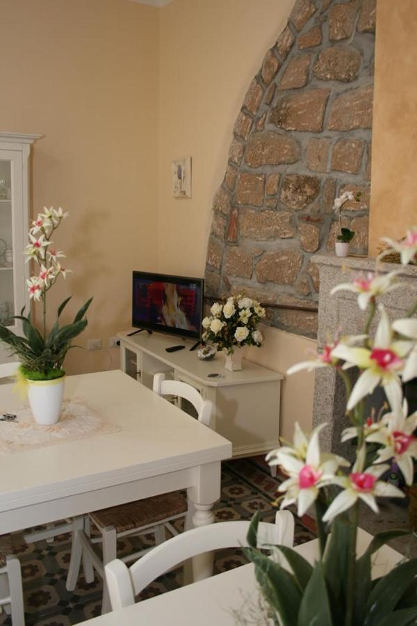 Guest House Le Gemelle Luras Екстериор снимка