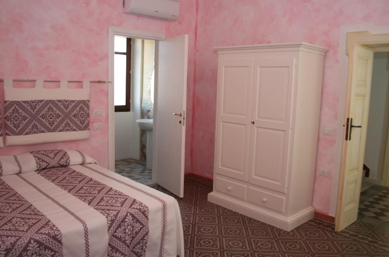 Guest House Le Gemelle Luras Екстериор снимка