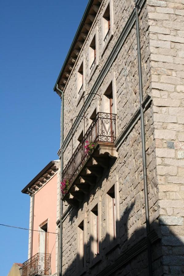 Guest House Le Gemelle Luras Екстериор снимка