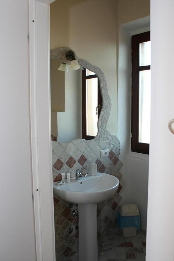 Guest House Le Gemelle Luras Екстериор снимка