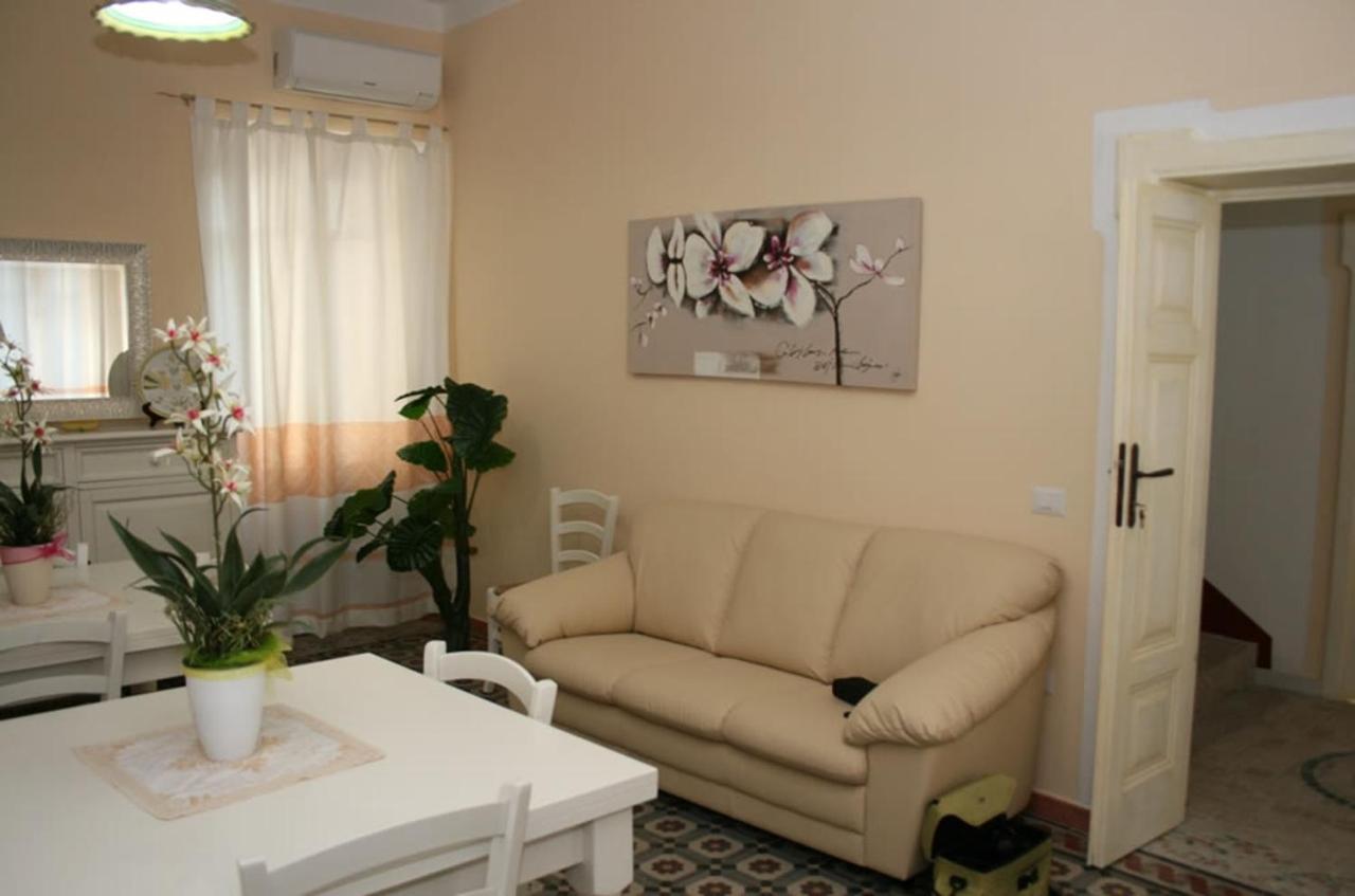 Guest House Le Gemelle Luras Екстериор снимка