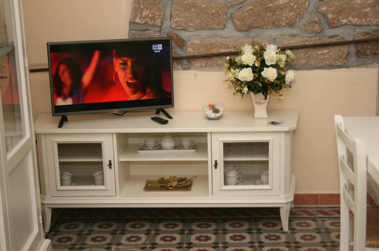 Guest House Le Gemelle Luras Екстериор снимка