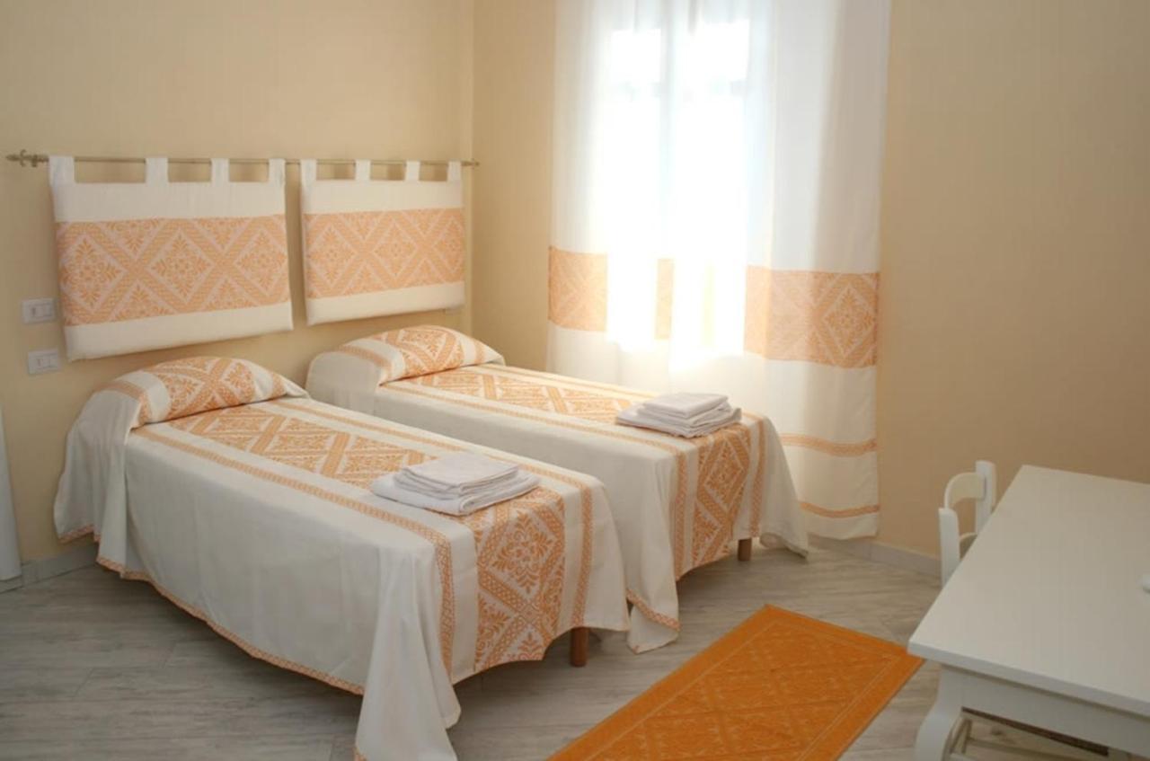 Guest House Le Gemelle Luras Стая снимка