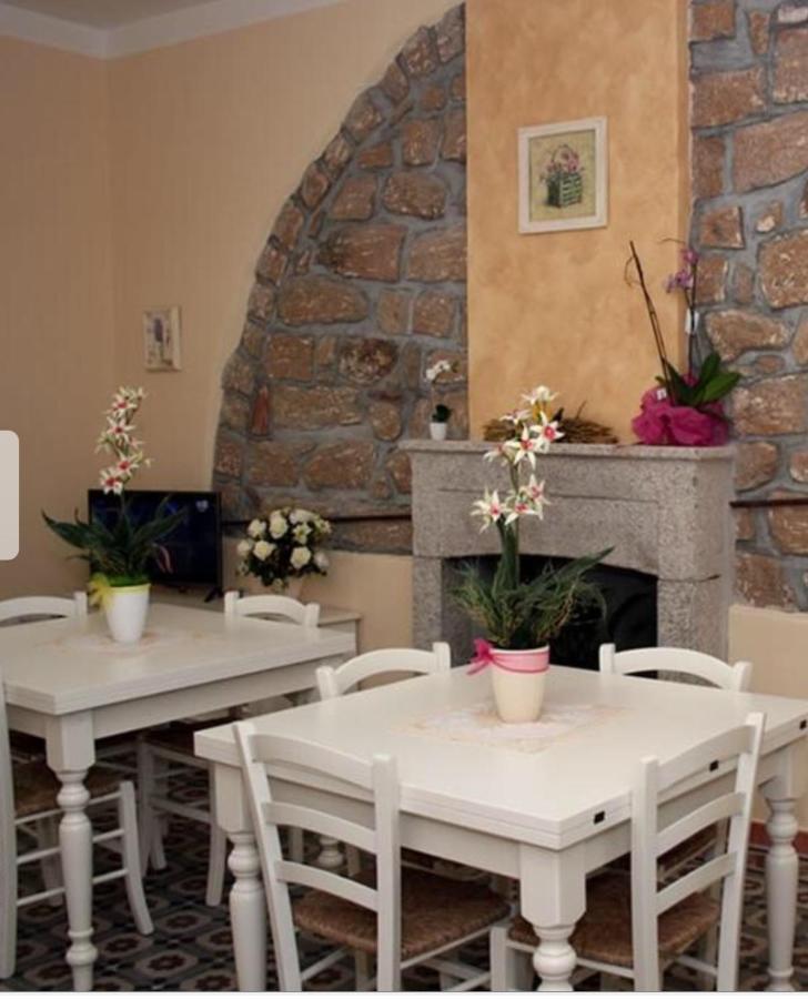 Guest House Le Gemelle Luras Екстериор снимка